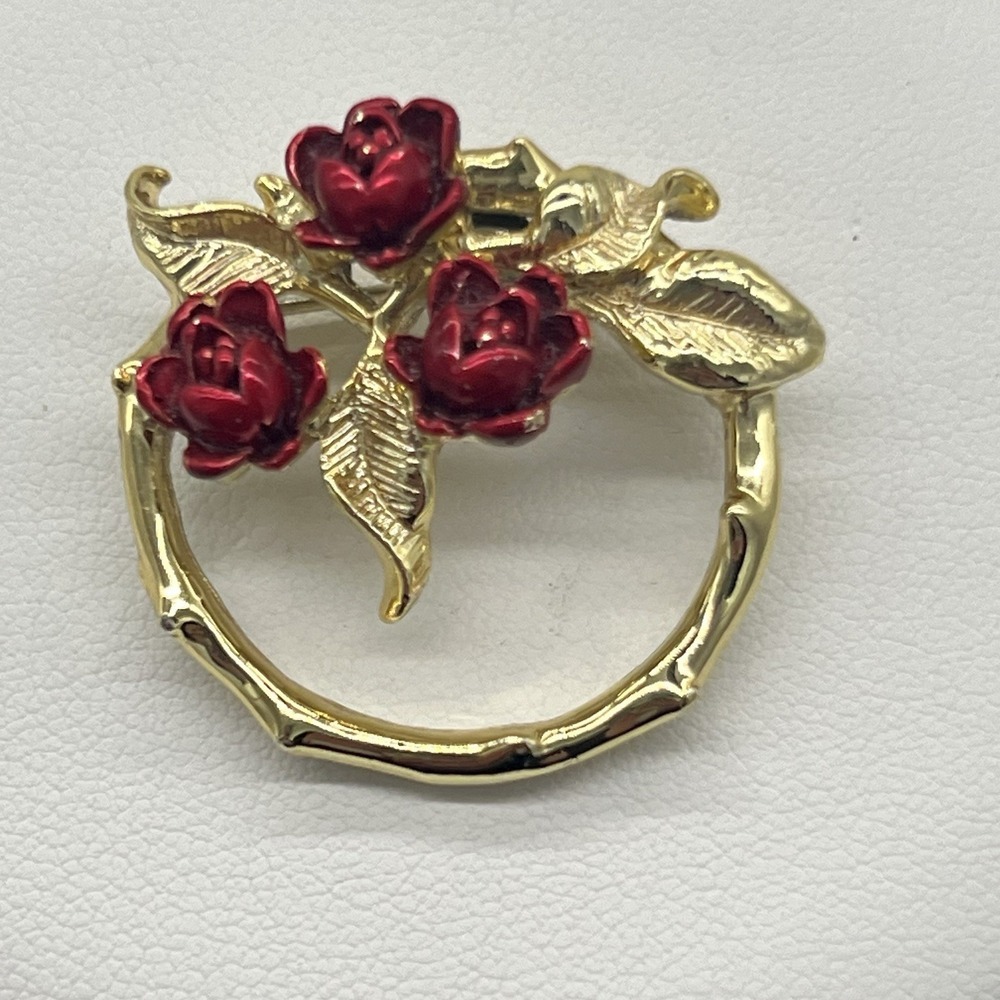 VTG SIGNED GERRYS ROSE LEAF Circle WREATH Brooch Pin RED ENAMEL gold tone‎